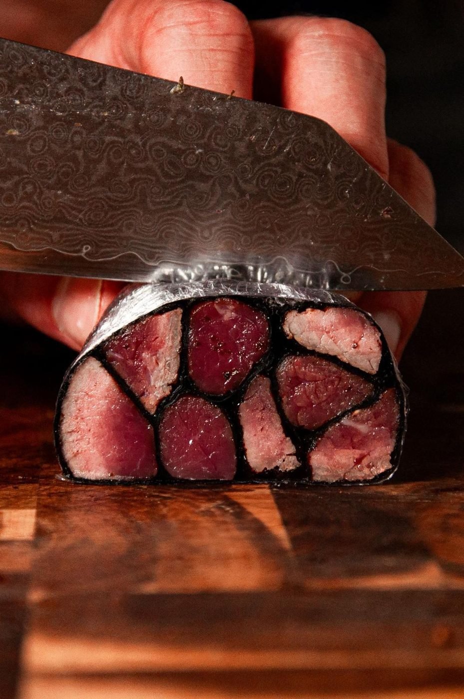 Découpe d'une pièce de viande maturée