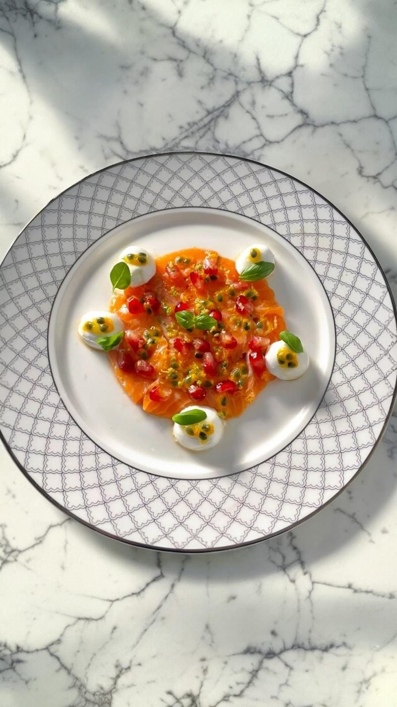 Saumon mariné, fruit de la passion et grenade