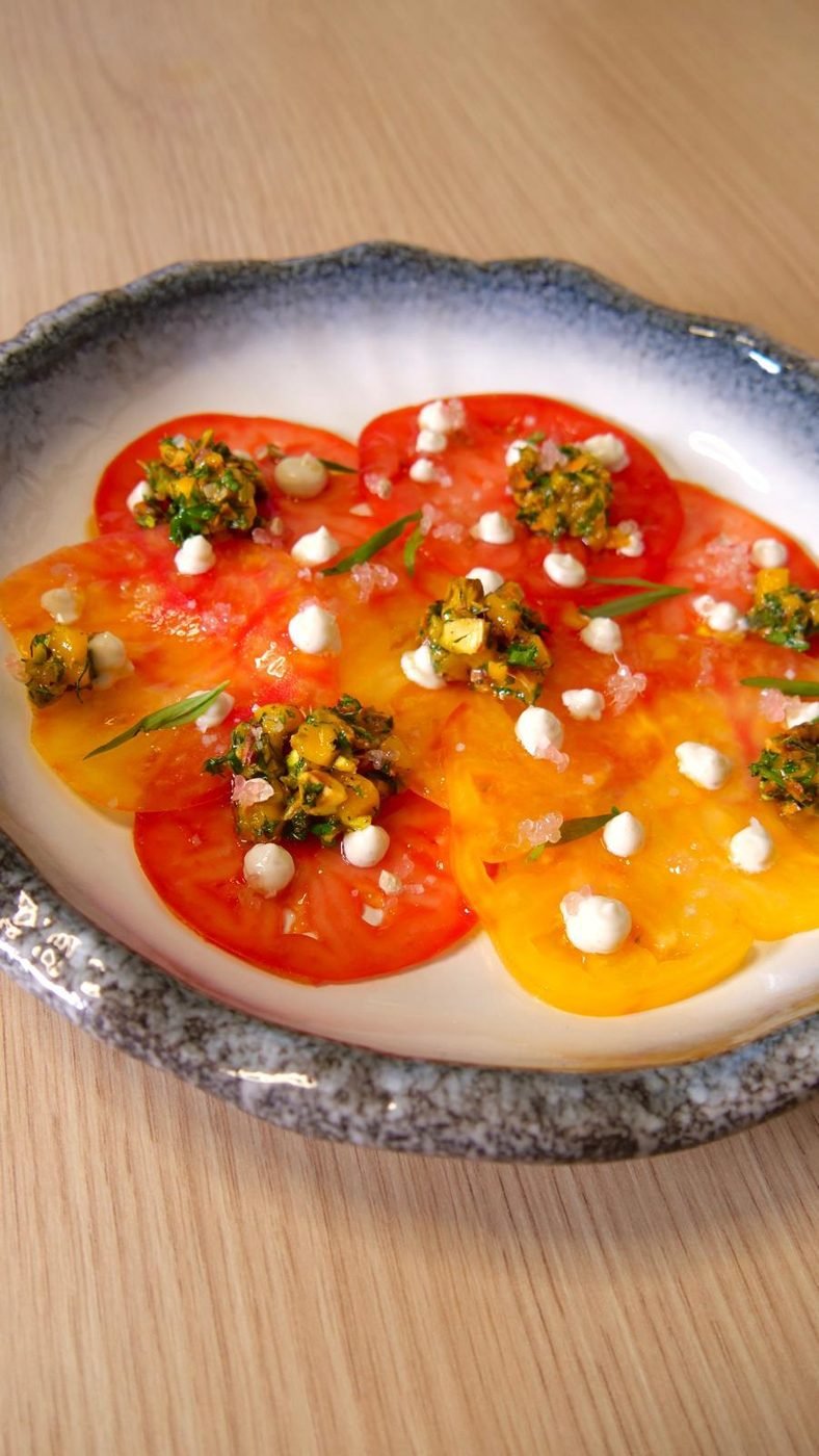 Carpaccio de tomates anciennes, pesto, fromage frais