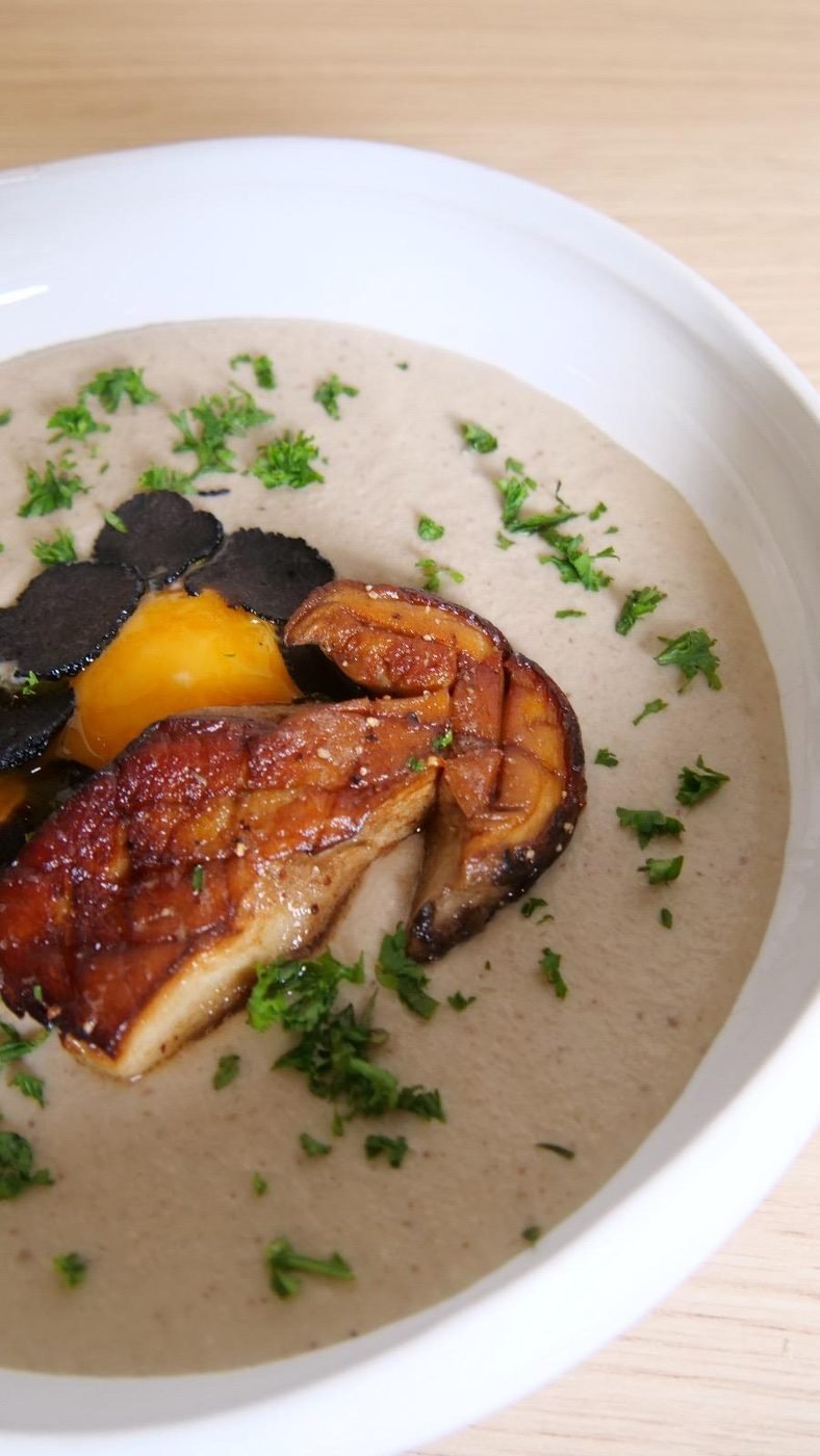Velouté de champignons, cèpe poêlé, truffe noire