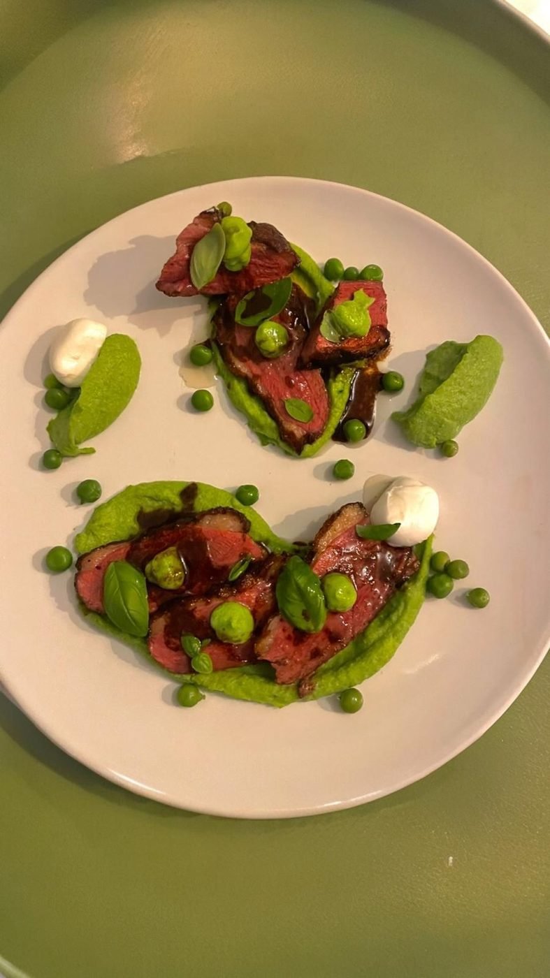 Tagliata de bœuf, purée de petits pois, basilic