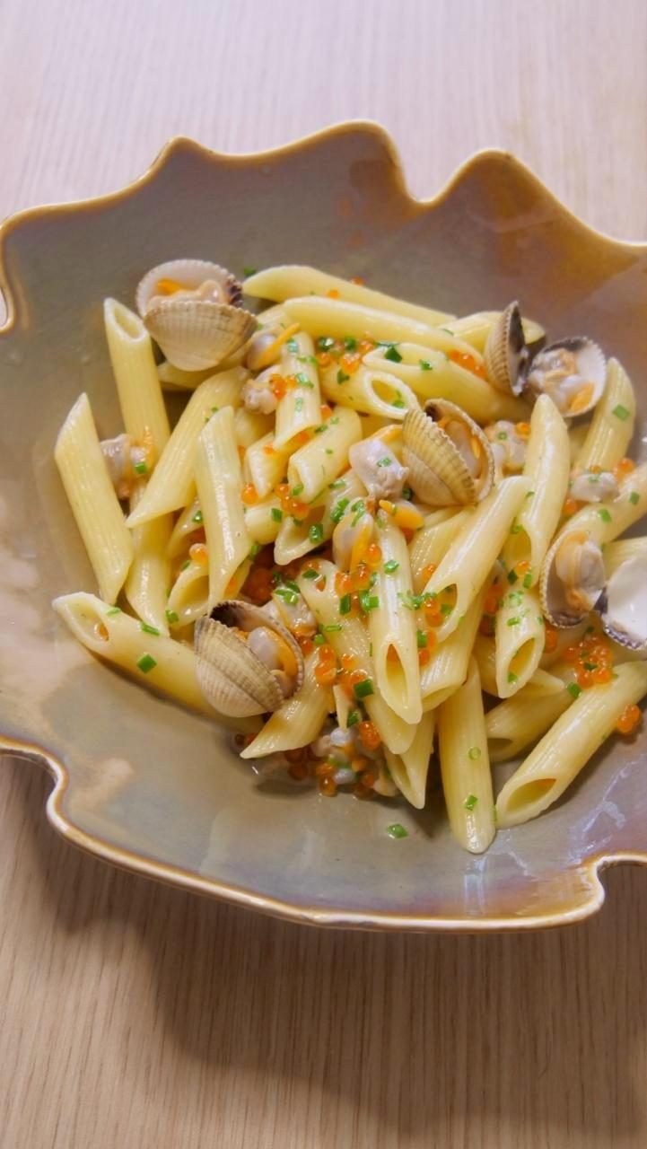 Penne aux coques, œufs de truite, ciboulette